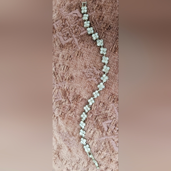 🌟Elegant  Silver Bracelet With Sparkling Princess Cut Crystal Rhinestones🌟 - Picture 7 of 11